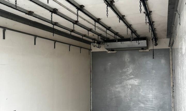 Camion per trasporto carne appesa