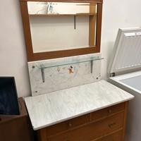 Mobile antico con ripiano in marmo