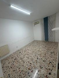 Stanza ufficio + sala aspetto per professionista
