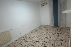 Stanza ufficio + sala aspetto per professionista