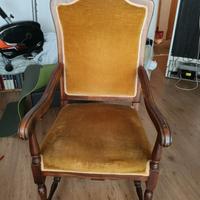 Poltrona vintage in legno massello e velluto giall