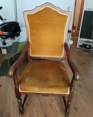 Poltrona vintage in legno massello e velluto giall
