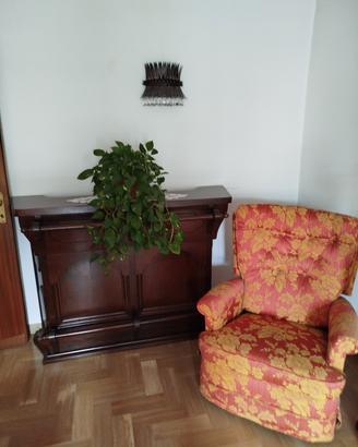  poltrona antica e mobile  