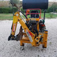 Trattore con retroscavatore