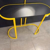 Consolle moderna gialla con specchio