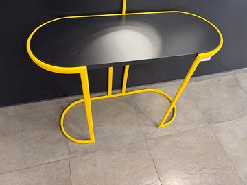 Consolle moderna gialla con specchio