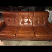 Divano 3 posti vera pelle e dettagli in legno