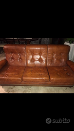 Divano 3 posti vera pelle e dettagli in legno