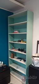 scrivania e libreria