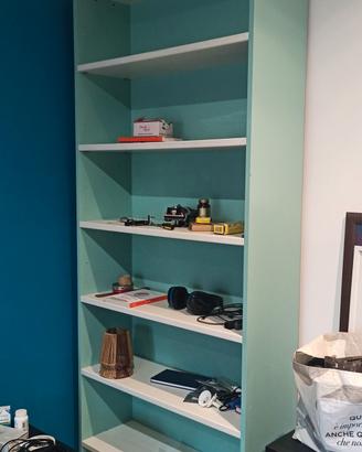 scrivania e libreria