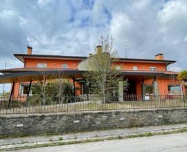 Albergo con ristorante e ampio parcheggio