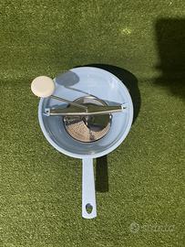 Passaverdure: lame in acciaio,pratico-restistente