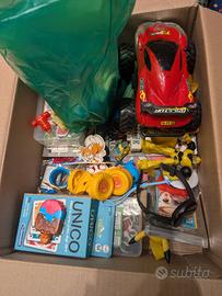 scatola piena di sorprese per bambini