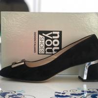 Decollete con fibbia in camoscio nero