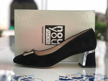 Decollete con fibbia in camoscio nero