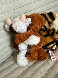 Peluche Tigre e orsetto mucca abbracciati.