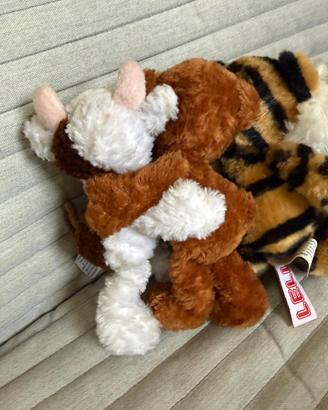 Peluche Tigre e orsetto mucca abbracciati.