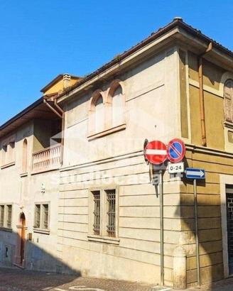 PALAZZO STORICO CON 2 GARAGE