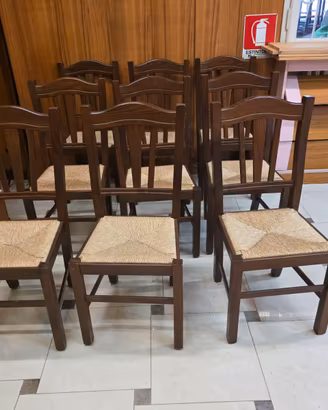 Stock di 30 sedie in legno con seduta impagliata.
