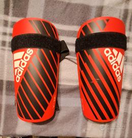 Scarpe e parastinchi da calcetto 