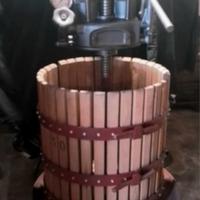 Torchio idraulico per vino e frutta