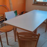 Tavolo e 4 sedie in legno