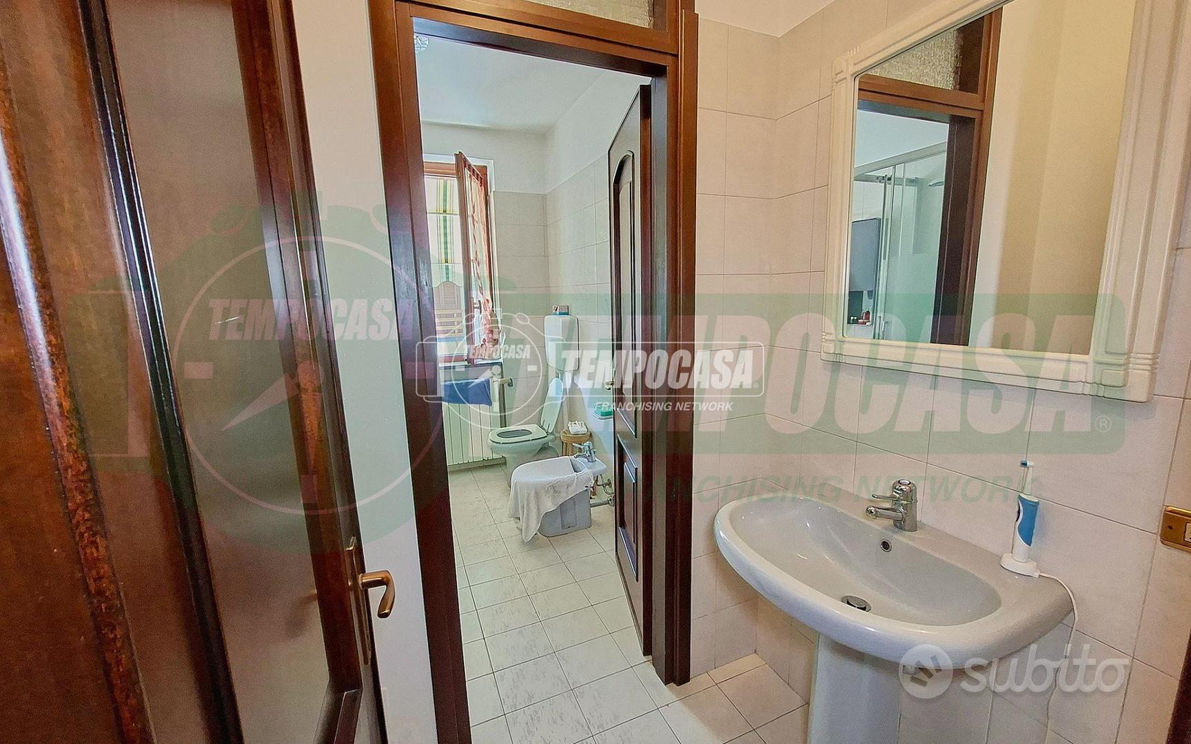AMPIA PORZIONE DI VILLA BIFAMILIARE DI 5 LOCALI - Vista 4