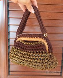 borsa in fettuccia fatta a mano.