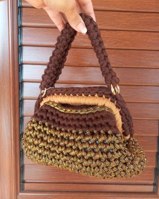 borsa in fettuccia fatta a mano.