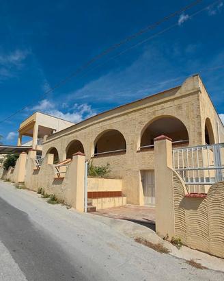 Triscina villa con ampia veranda vista mare