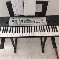 Tastiera Yamaha YPT-260 con base di appoggio.
