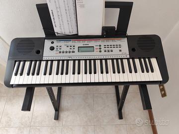 Tastiera Yamaha YPT-260 con base di appoggio.