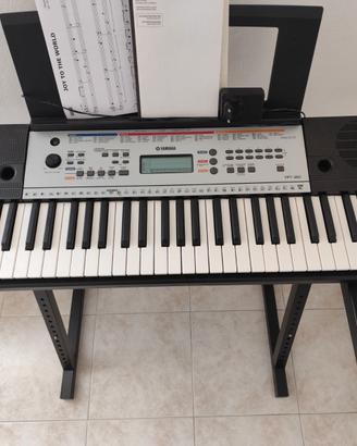 Tastiera Yamaha YPT-260 con base di appoggio.