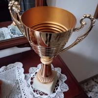 Coppa in metallo dorato e piedistallo di marmo