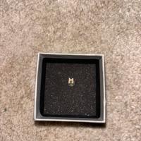 Orecchino con M diamantata e oro