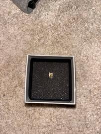 Orecchino con M diamantata e oro