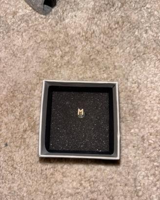 Orecchino con M diamantata e oro