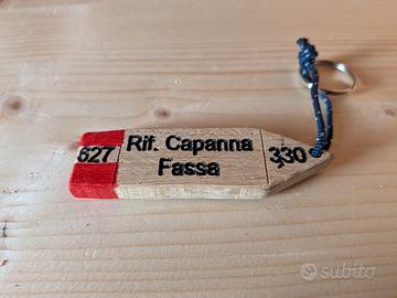 Portachiavi artigianale in legno Capanna Fassa 