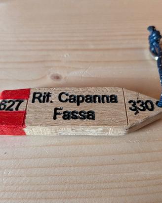 Portachiavi artigianale in legno Capanna Fassa 