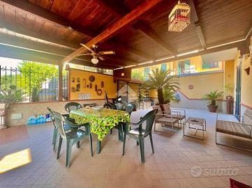 VILLA A SCHIERA A ORTA DI ATELLA