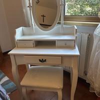 Mobile portagioielli e porta trucchi