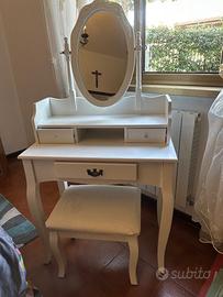 Mobile portagioielli e porta trucchi