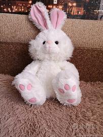 Coniglio di peluche bianco di medie dimensioni