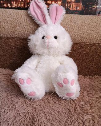 Coniglio di peluche bianco di medie dimensioni