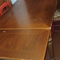 tavolo in legno con sedie