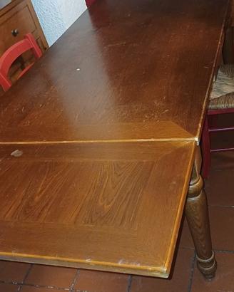 tavolo in legno con sedie