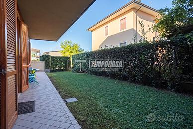 BILOCALE CON GIARDINO E BOX IN RESIDENCE CON PISCI