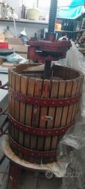 Torchio per il vino e 2 mastelloni grandi