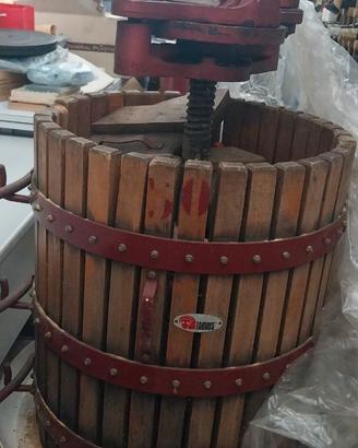 Torchio per il vino e 2 mastelloni grandi