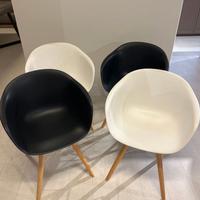 4 Sedie di Design Bianco/Nero con Gambe in Legno –